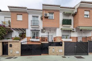 Casa aparellada a Calle alhamar 11. Adosada en el centro de peligros