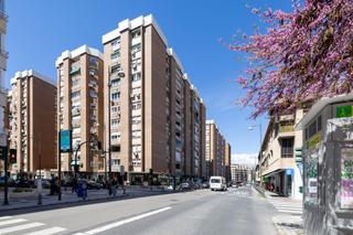 Etagenwohnung in Calle sos del rey catolico 9. Espacioso y luminoso piso en la exclusiva urbanización alminares