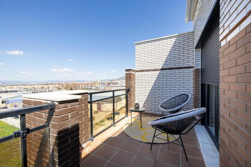 Foto 0a71b9d1-7140-478e-8876-bd7217f61908. Ático  dúplex de ensueño un oasis con terraza privada y piscina! en Armilla