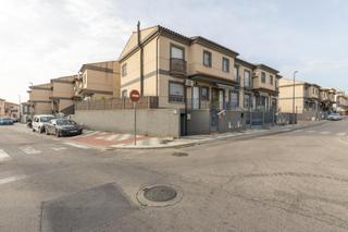 Casa adossada  Calle cisne. Casa en venta en maracena, granada  lista para entrar a vivir