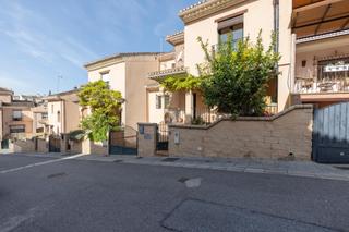 Casa adossada  Calle estrella. Espectacular casa en la zubia, lista para entrar a vivir! comodi