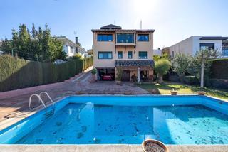 Xalet a Barrio de la Vega. Gran casa con piscina en colinas bermejas, monachil