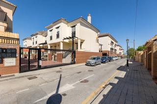 Casa adosada  Calle de la longuera. Casa en las gabias, urb. privada con piscina y zonas verdes