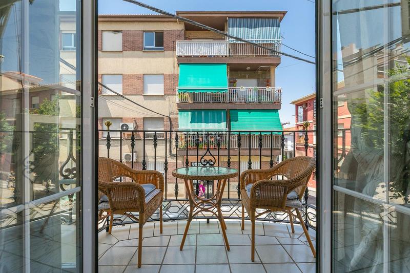 Foto 4d3127fd-704c-4a6c-b8e7-bdbce5d2dc8f. Casa adosada tu nuevo hogar y tu futuro negocio te esperan en el centro en Maracena