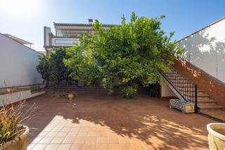 Casa adossada a Leones 16. Oportunidad de compra en albolote.