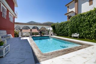 Xalet a Pinos Genil. Chalet independiente en urbanización los pinillos  pinos genil