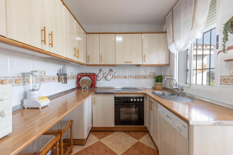 Foto 8ae71c37-5d26-4890-a341-6f06d8f26a8e. Chalet la vida que te mereces empieza aquí! chalet con piscina y planazos incluidos en Cúllar Vega