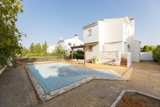 Chalet in Albolote. Chalet con gran parcela y piscina en loma verde, albolote