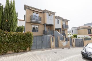 Casa aparellada a Lancha del Genil. Vivienda unifamiliar con patio, jardín y todas las comodidades