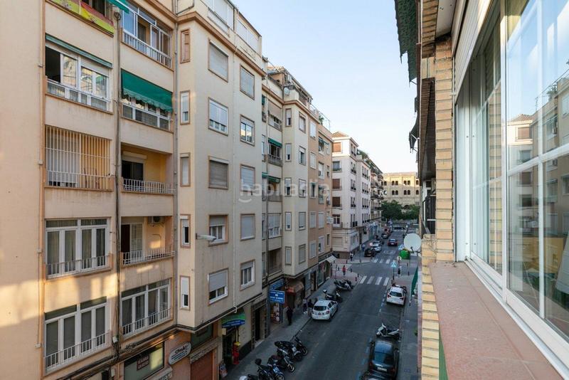 Foto d0fd2225-29fa-40ef-82af-ef295f5080a3. Piso en calle isaac albeniz 10 bienvenidos al hogar de sus sueños! en Granada