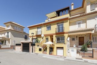 Casa adossada en Calle rio dilar 37. Espectacular adosada en ogijares