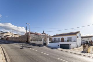 Casa en Barrio de la Vega. Chalet en una sola planta con parcela en el barrio de monachil