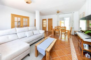 Casa adosada en Calle jose riquelme 14. Unifamiliar en la zubia