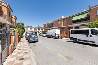 Semi detached house in Calle jose riquelme 14. Unifamiliar en la zubia