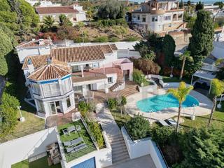 Casa  N/a. Exclusiva villa multifamiliar en caleta de vlez