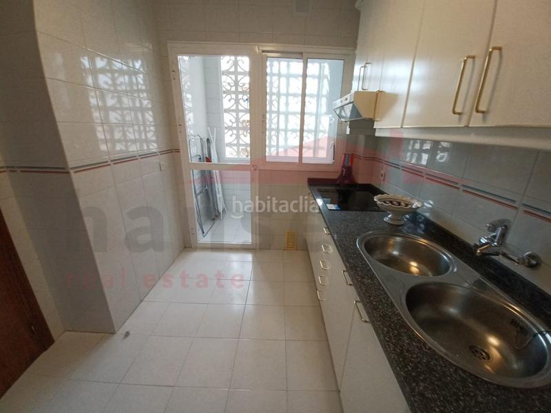 Foto aeefe2ab-ec83-448b-9fdc-f8910d27e7db. Alquiler piso apartamento de larga temporada frontal al mar en Torre del Mar