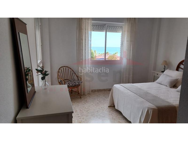 Foto f7374f17-7558-42a5-861d-19ab573c725a. Alquiler piso apartamento de larga temporada frontal al mar en Torre del Mar