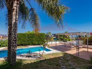 Xalet  N/a. Casa independiente con vistas al mar, piscina privada y elevador