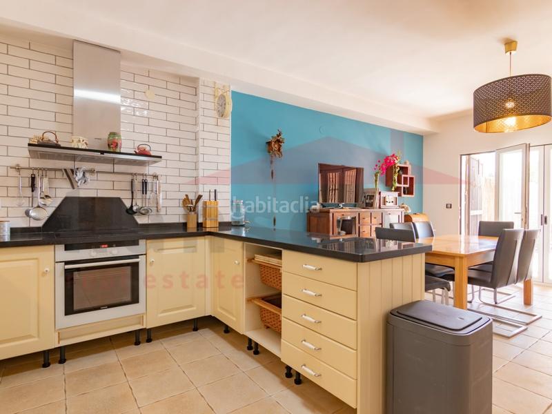 Foto a6a73f72-f38b-46e3-a103-3598e41787ae. Chalet con parcheggio piscina in Almayate Bajo