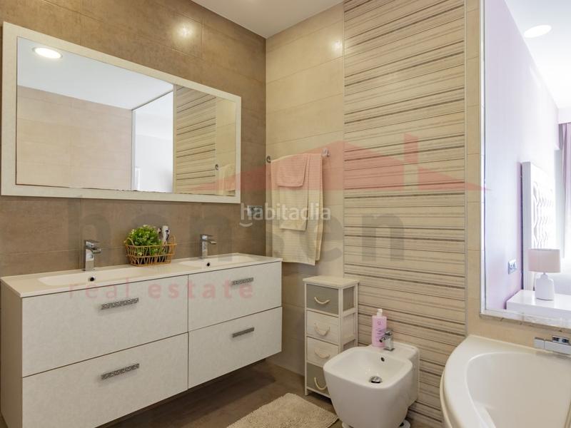 Foto 0f28e3d6-6bd1-41ad-a579-574f673b1f7c. Maison avec parking dans Paseo Marítimo de Levante Torre del Mar