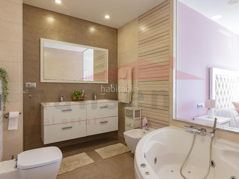 Foto a07319f2-2785-453d-9f52-a80062febe2e. Maison avec parking dans Paseo Marítimo de Levante Torre del Mar