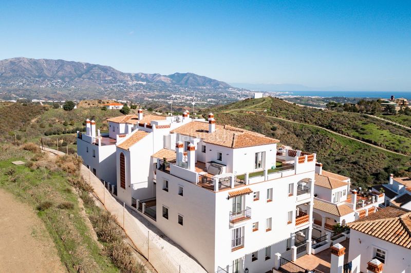 Foto 1f2ddbca-e304-4258-8687-556c96ee064a. Àtic amb calefacció aparcament piscina a Calahonda Mijas