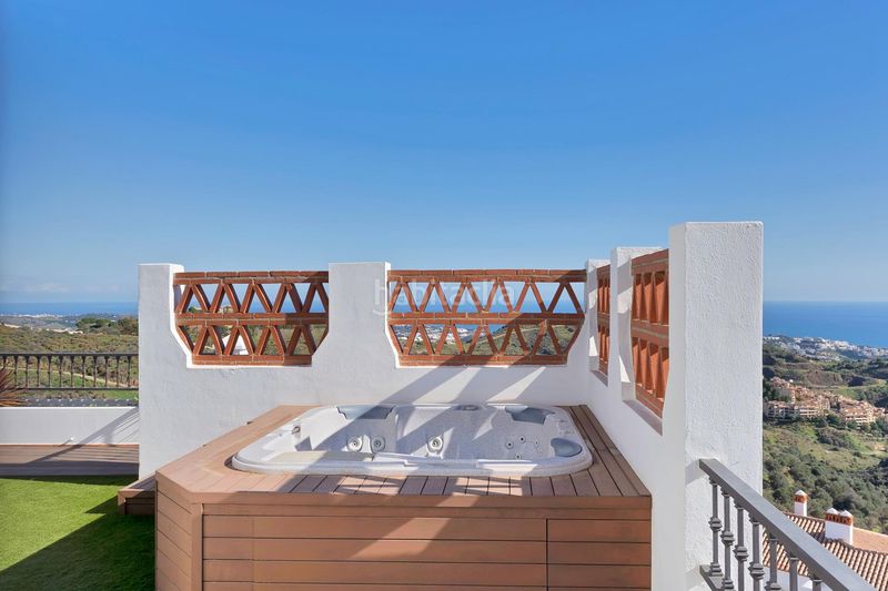 Foto 6a2bd83b-df13-4c54-826a-7e81532701ca. Àtic amb calefacció aparcament piscina a Calahonda Mijas