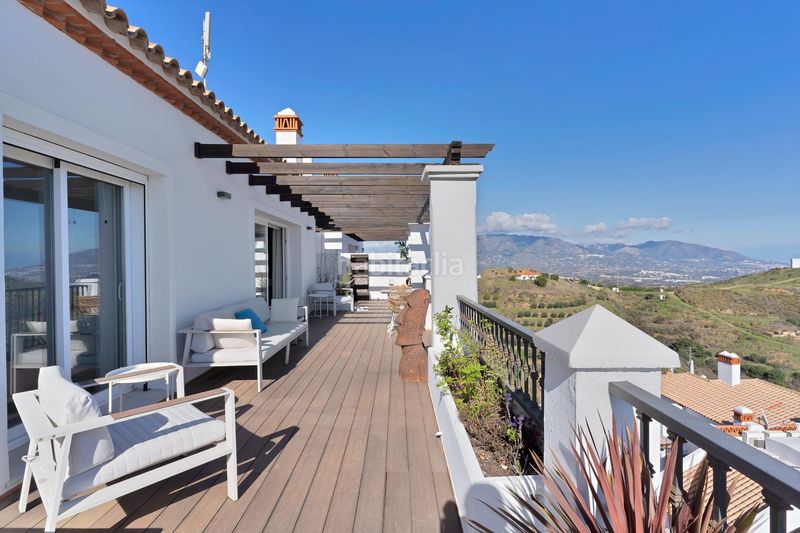 Foto c81ca01d-2b4d-4c87-9029-9839feaa4404. Àtic amb calefacció aparcament piscina a Calahonda Mijas