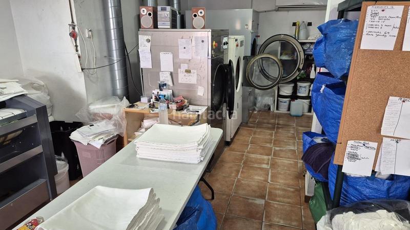Foto 0867bbbc-df59-4e5f-a5fa-725b94e55d0a. Alquiler local comercial benalmadena pueblo traspaso de lavanderia en funcionamiento en Benalmádena