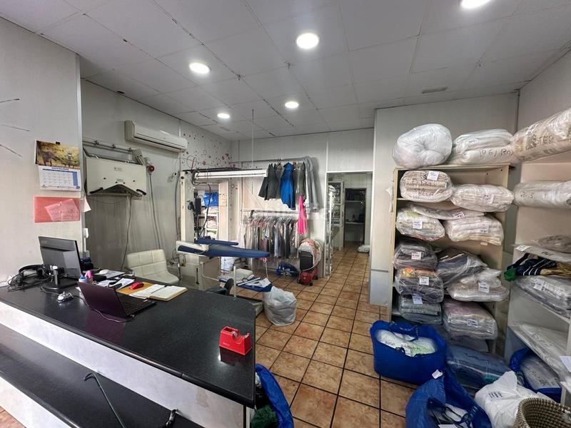 Foto 2f085283-cc99-4ffb-86b7-f816ddf454a7. Alquiler local comercial benalmadena pueblo traspaso de lavanderia en funcionamiento en Benalmádena
