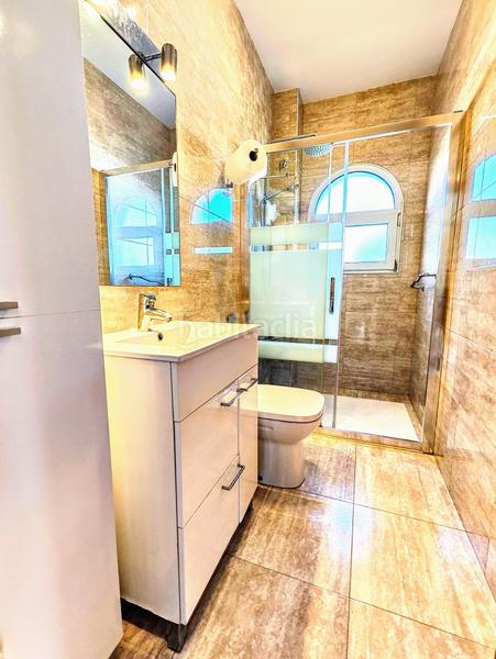 Foto a2db3f63-9b9d-4d8c-9fc9-fd715679ca0f. Chalet a pocos metros puerto marina villa 4 dormitorios, piscina, garaje en Benalmádena