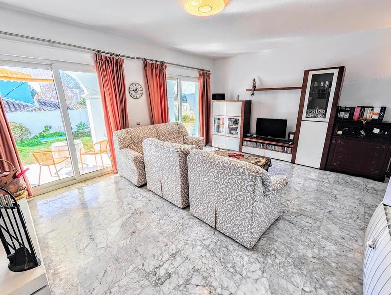 Foto a3c8e209-a8c0-4f43-84a5-d39573f5fbe4. Chalet a pocos metros puerto marina villa 4 dormitorios, piscina, garaje en Benalmádena