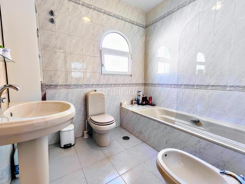 Foto b17089f7-7285-40f4-8863-0a5d67878c4d. Chalet a pocos metros puerto marina villa 4 dormitorios, piscina, garaje en Benalmádena