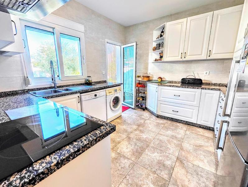 Foto da45fdf8-f8fc-4d3b-8517-a04f652df17e. Chalet a pocos metros puerto marina villa 4 dormitorios, piscina, garaje en Benalmádena