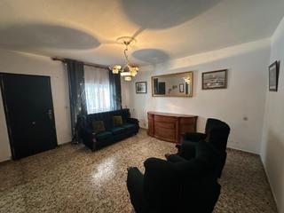 Rez-de-chaussée à Las Flores. Las lagunas centro  planta baja 3 dormitorios, patio y porche a