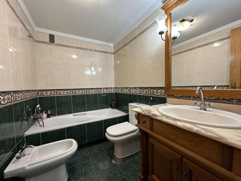 Foto 3f90988f-04ce-4350-b0da-14075b11cdf3. Alquiler piso centro pisazo 3 dormitorios, parking y piscina comunitarios, terraza en Fuengirola