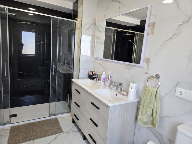 Foto f468c6c4-8177-43db-95da-b0fc4cc962db. Casa adossada amb aparcament piscina a Los Boliches Fuengirola
