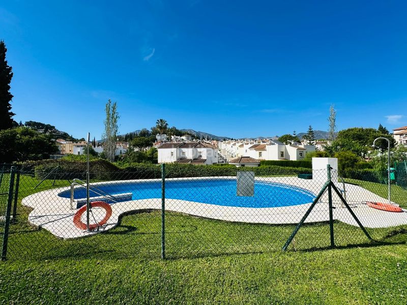 Foto dd2ed98f-f927-49a3-b04d-19540c93dfaf. Casa adossada amb calefacció aparcament piscina a Mijas