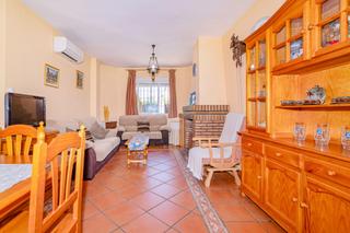 Casa adossada a Cúllar Vega. Gran chalet unifamiliar en venta  255.000