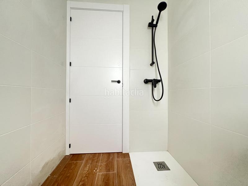 Foto 0a042170-8496-4bd8-a652-ccf021f46494. Piso en calle de aristóteles un pisazo ideal para vivir o para invertir en una zona inmejorable. en Granada
