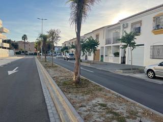Casa adossada a Salobreña Costa. Chalet adosado en salobreña playa, urb. privada con piscina y ja