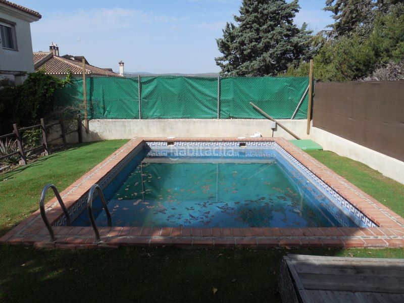 Foto 100fb1af-14c1-4e57-8c2d-702f9f3fdc53. Casa pareada  con jardín y piscina en el puntal en Padul