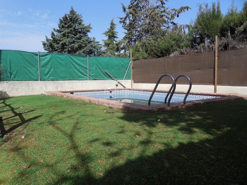 Foto ad57b015-3d32-49ac-87bc-87e13a003442. Casa pareada  con jardín y piscina en el puntal en Padul