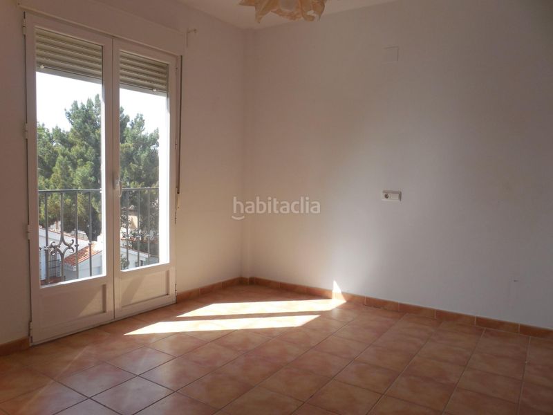 Foto f428b18b-eced-4bc7-9844-17450efdacf3. Casa pareada  con jardín y piscina en el puntal en Padul