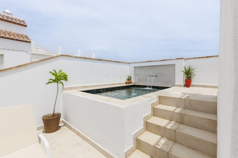 Foto f1eacbee-d878-4f88-ae58-9b62e4f48dd4. Casa amb piscina a Centro Salobreña