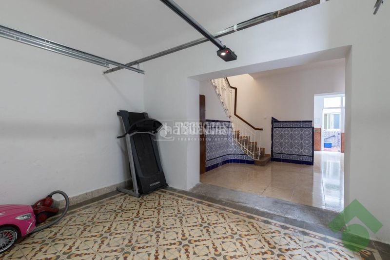 Foto c0f5d664-b0a1-4fbb-b65b-a6fc1da6e458. Casa aparellada amb aparcament a Atarfe