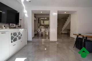 Maison jumelée à Pinos Puente. Casa en venta en pinos puente