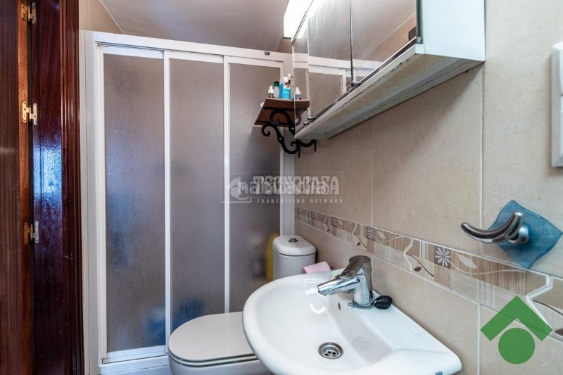 Foto f4afd111-9b9b-46b1-97d7-f4f9df0e83ef. Casa aparellada amb aparcament a Pinos Puente