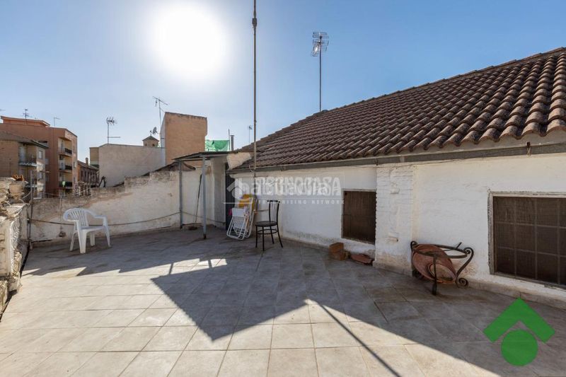 Foto f9325394-d7a5-4e47-8a76-7c49d33a3df3. Casa aparellada amb aparcament a Pinos Puente