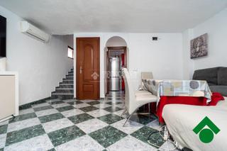 Casa aparellada a Pinos Puente. Casa en venta en pinos puente